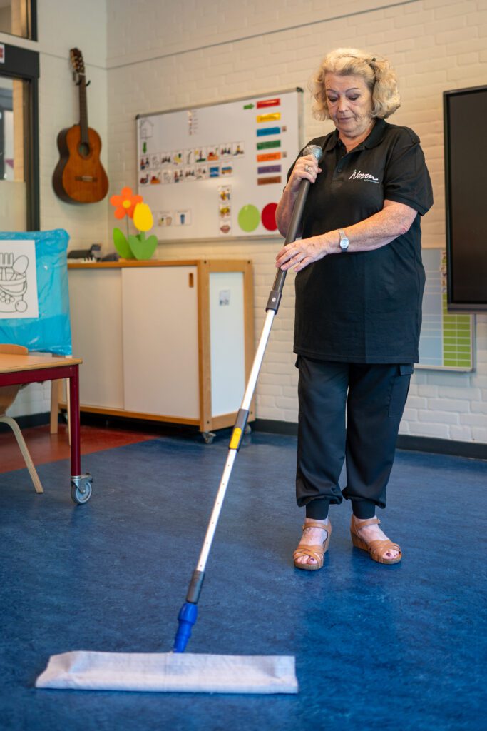 Dagelijkse grondige schoonmaak van een kinderopvanglocatie door ervaren personeel.